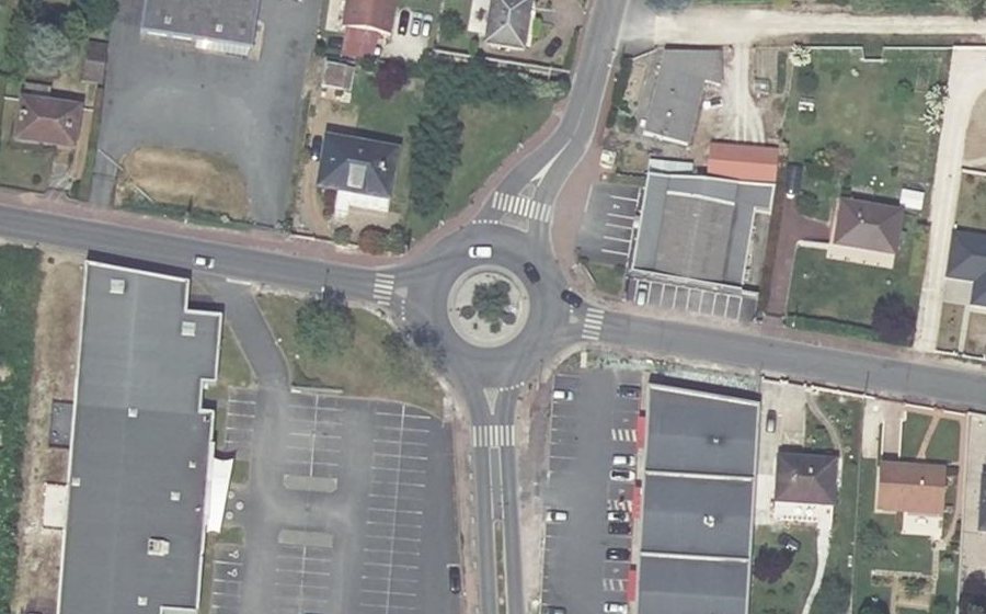 Vue aérienne du Rond-point anonyme n°161674555