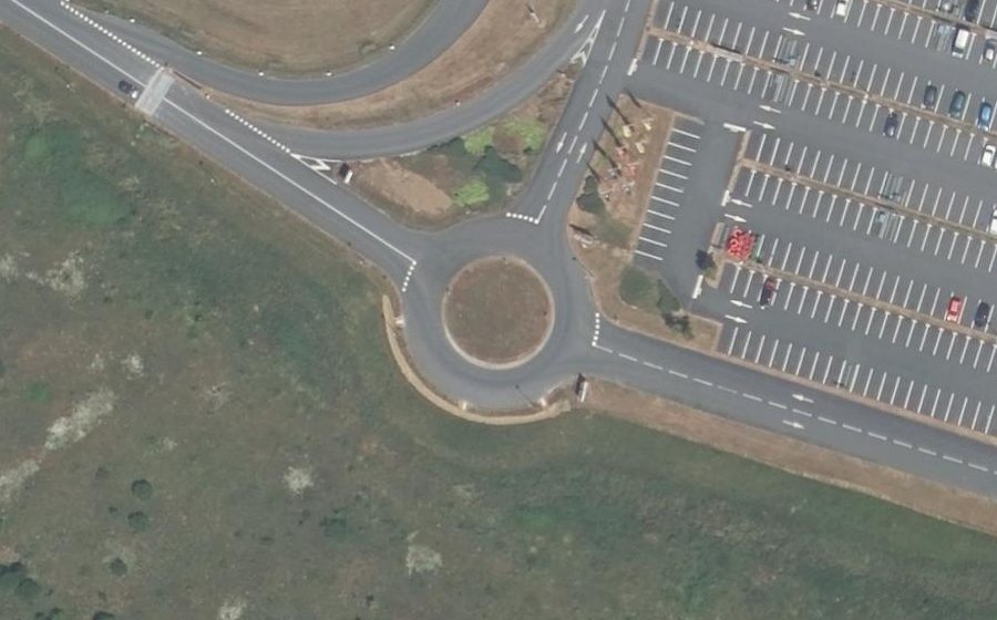 Vue aérienne du Rond-point anonyme n°161674619