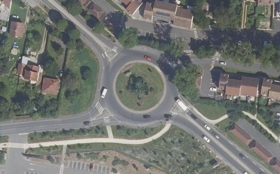 Vue aérienne du Rond-point anonyme n°161674863