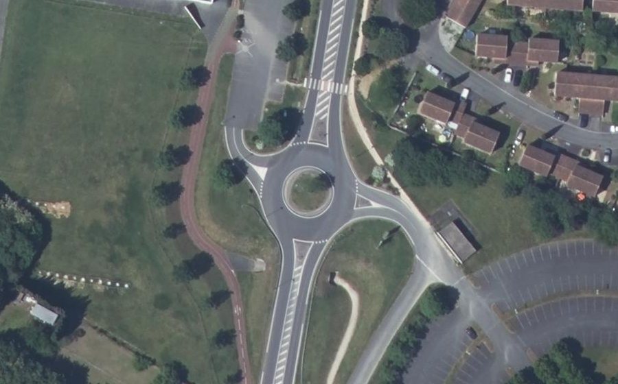 Vue aérienne du Rond-point anonyme n°161677136