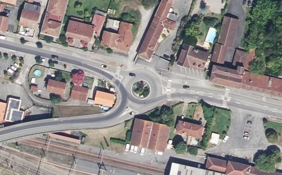 Vue aérienne du Rond-point anonyme n°161679470