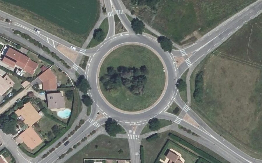 Vue aérienne du Rond-point anonyme n°161679519