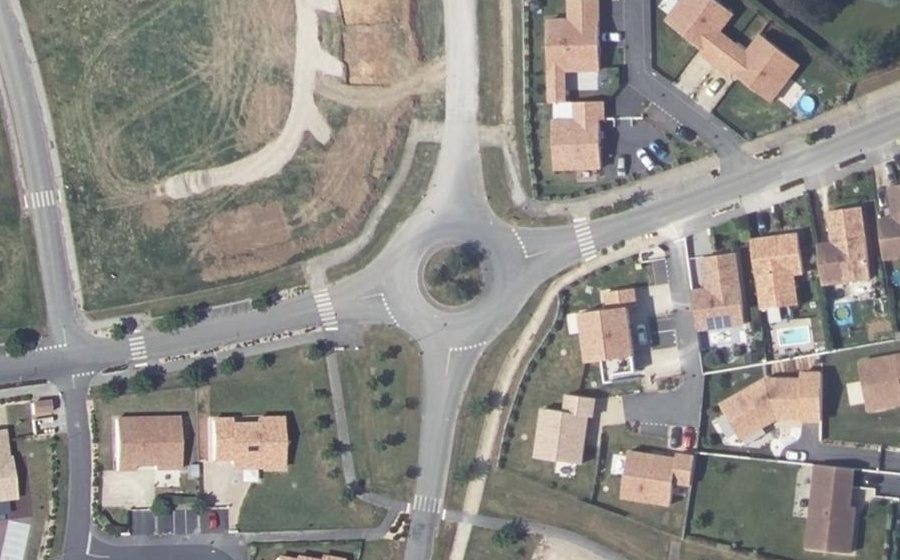 Vue aérienne du Rond-point anonyme n°161682386