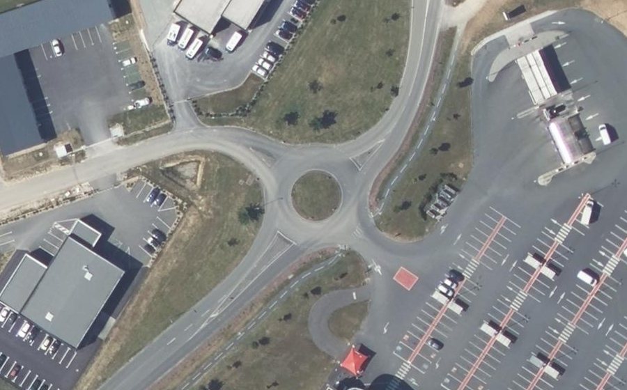 Vue aérienne du Rond-point anonyme n°161682389