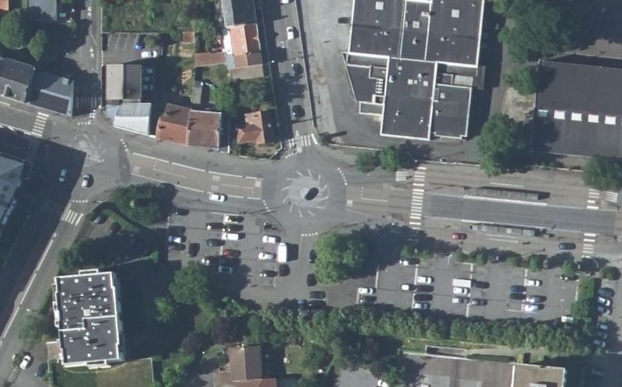 Vue aérienne du Rond-point anonyme n°161769142