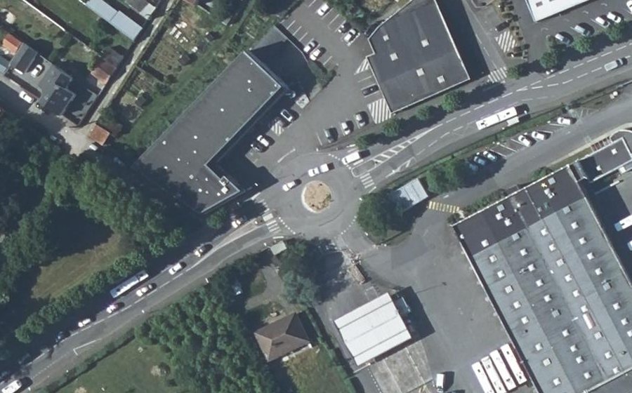 Vue aérienne du Rond-point anonyme n°161769159