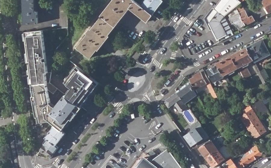 Vue aérienne du Rond-point anonyme n°161769168