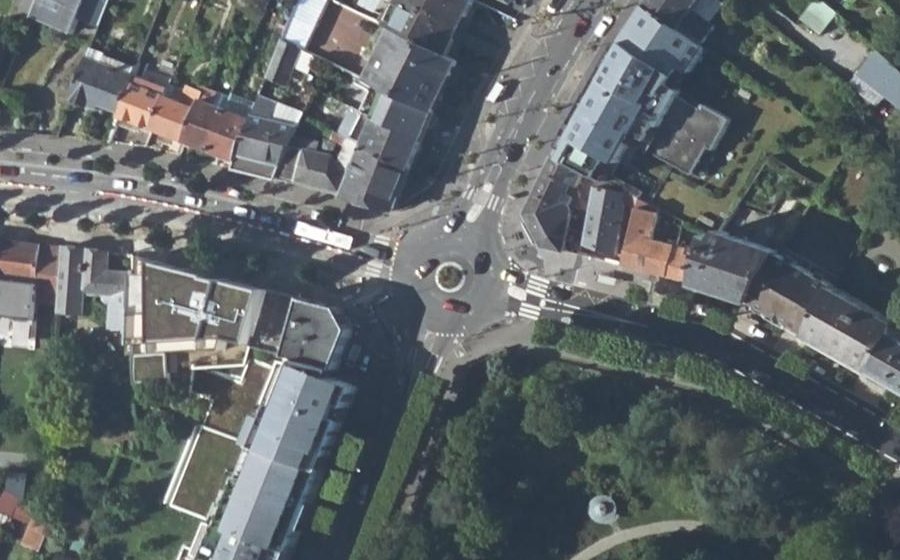 Vue aérienne du Rond-point anonyme n°161769202
