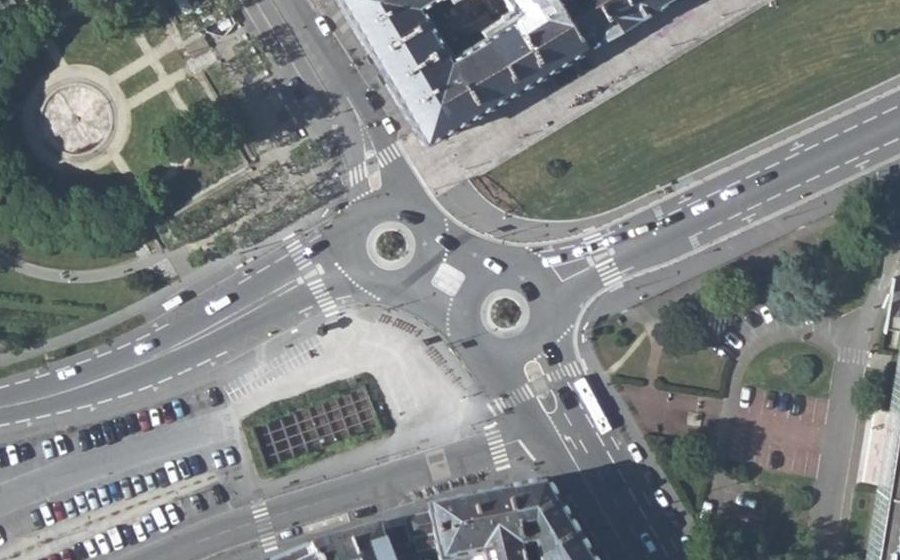 Vue aérienne du Rond-point anonyme n°161769214