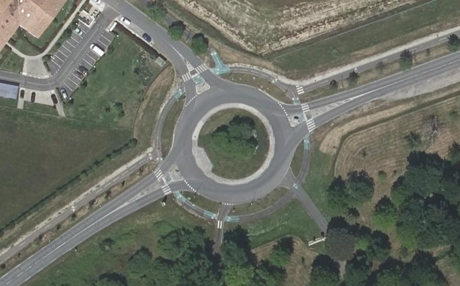 Vue aérienne du Rond-point anonyme n°161776589