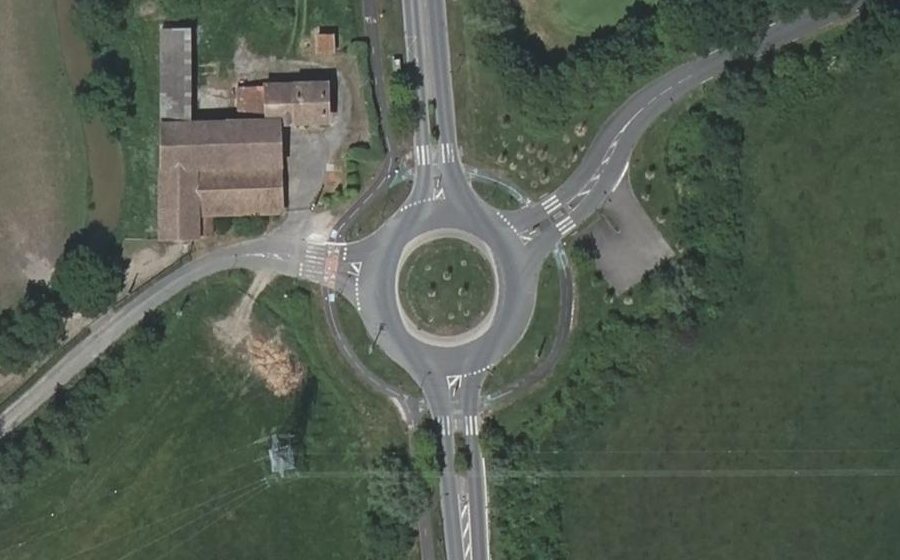 Vue aérienne du Rond-point anonyme n°161776591