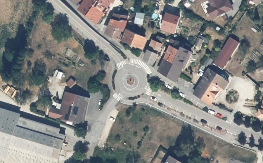 Vue aérienne du Rond-point anonyme n°161851092