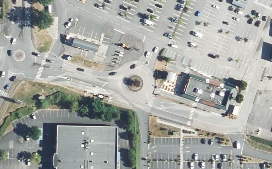 Vue aérienne du Rond-point anonyme n°161853772
