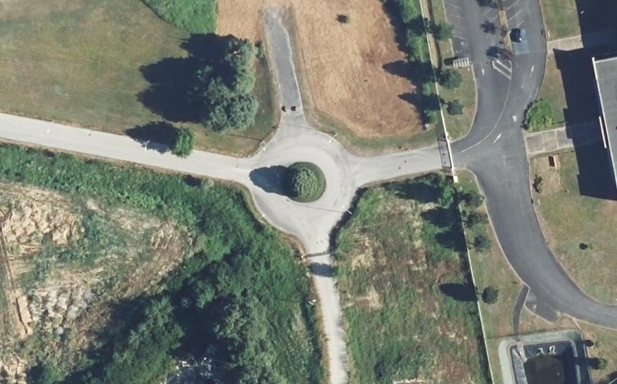 Vue aérienne du Rond-point anonyme n°161853871