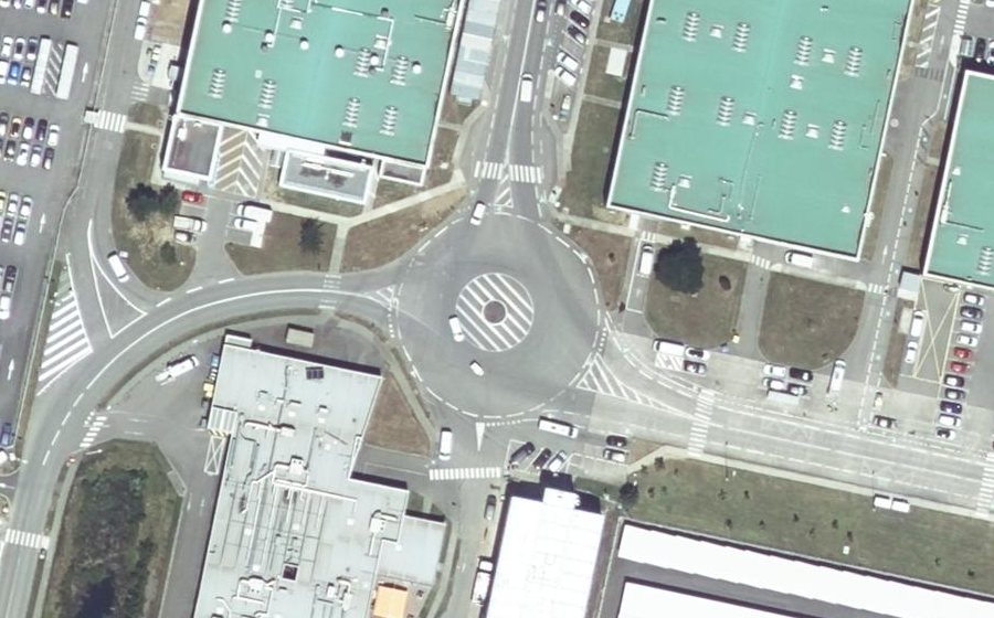 Vue aérienne du Rond-point anonyme n°161862280
