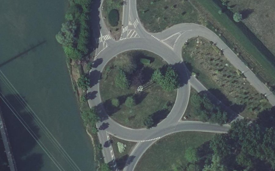 Vue aérienne du Rond-point anonyme n°161866098