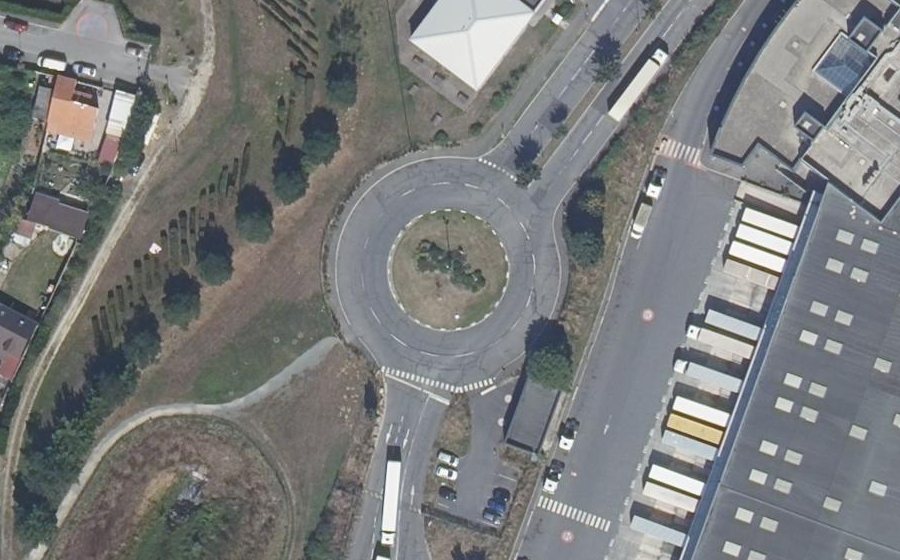 Vue aérienne du Rond-point anonyme n°161869443