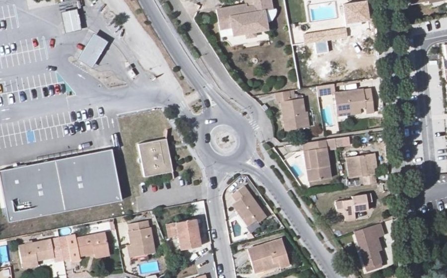 Vue aérienne du Rond-point anonyme n°161879777
