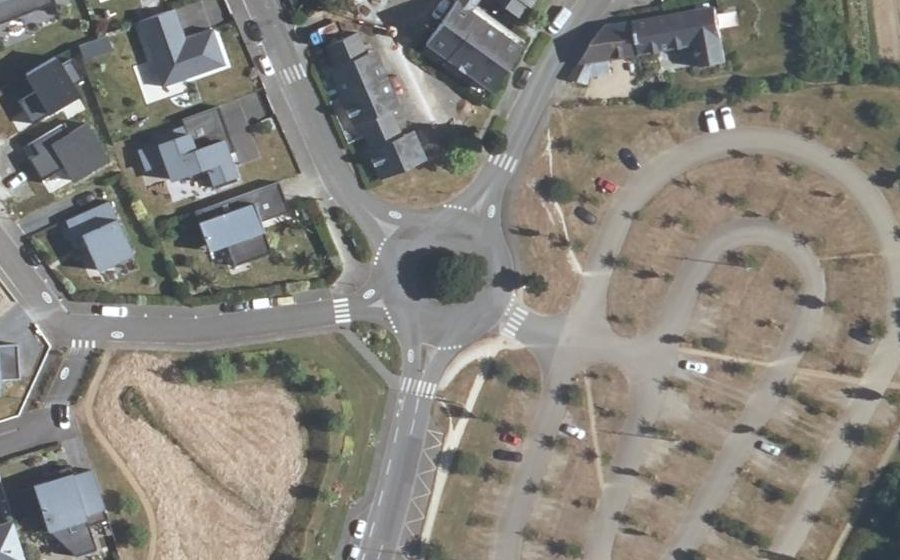 Vue aérienne du Rond-point anonyme n°161883515