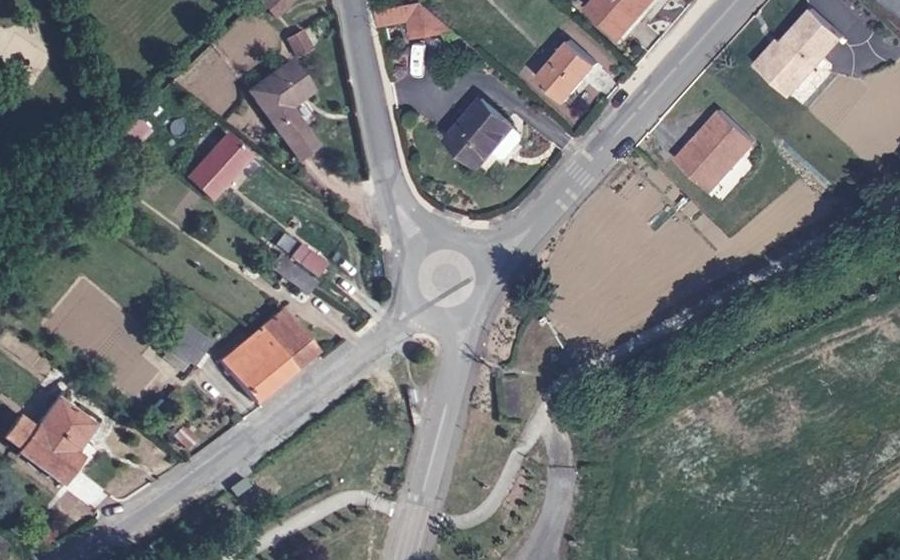 Vue aérienne du Rond-point anonyme n°161895903