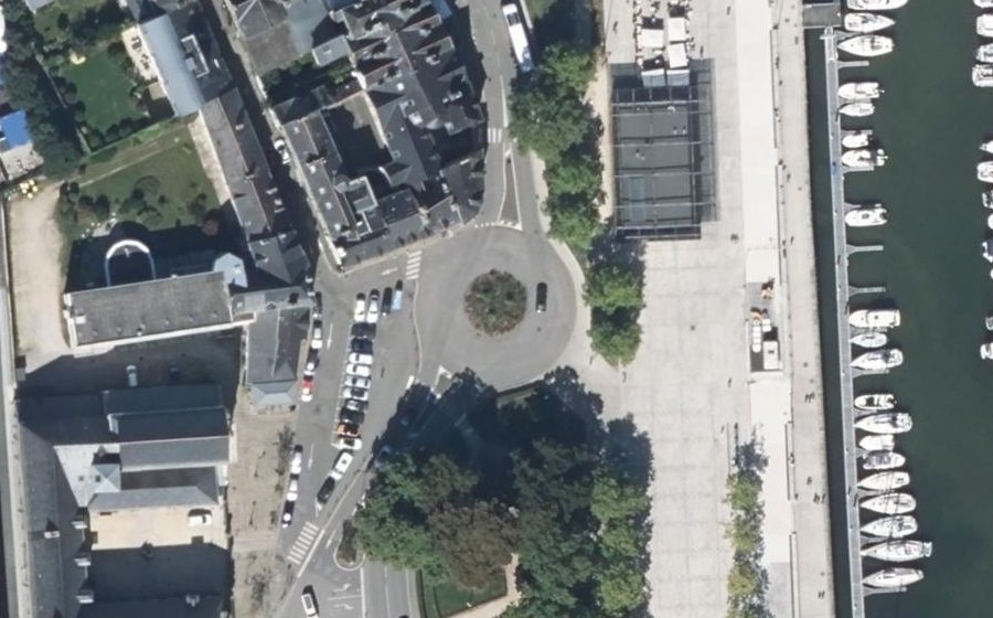 Vue aérienne du Rond-point anonyme n°161918674
