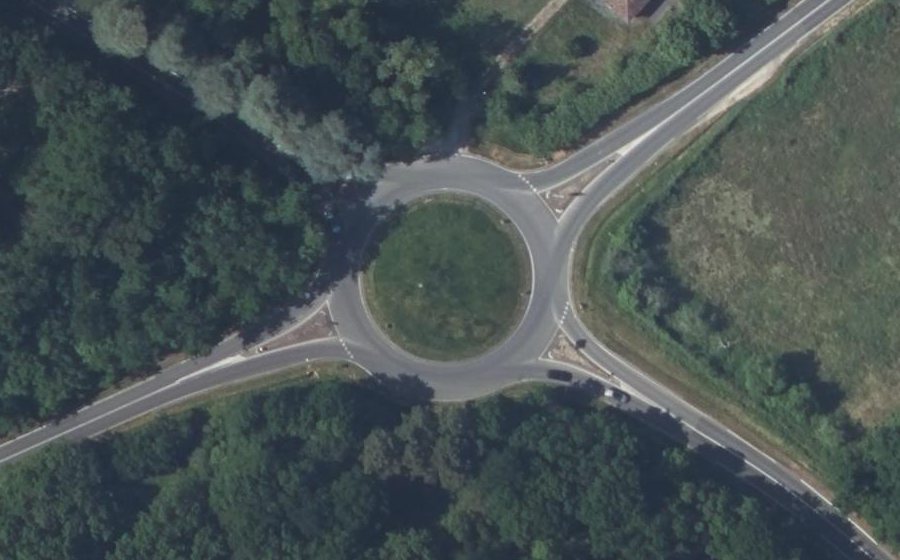 Vue aérienne du Rond-point anonyme n°161973064