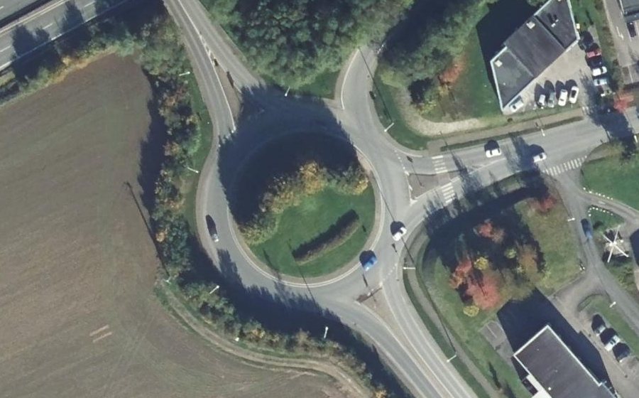 Vue aérienne du Rond-point anonyme n°161974408