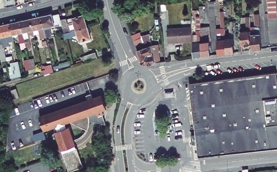 Vue aérienne du Rond-point anonyme n°161975307