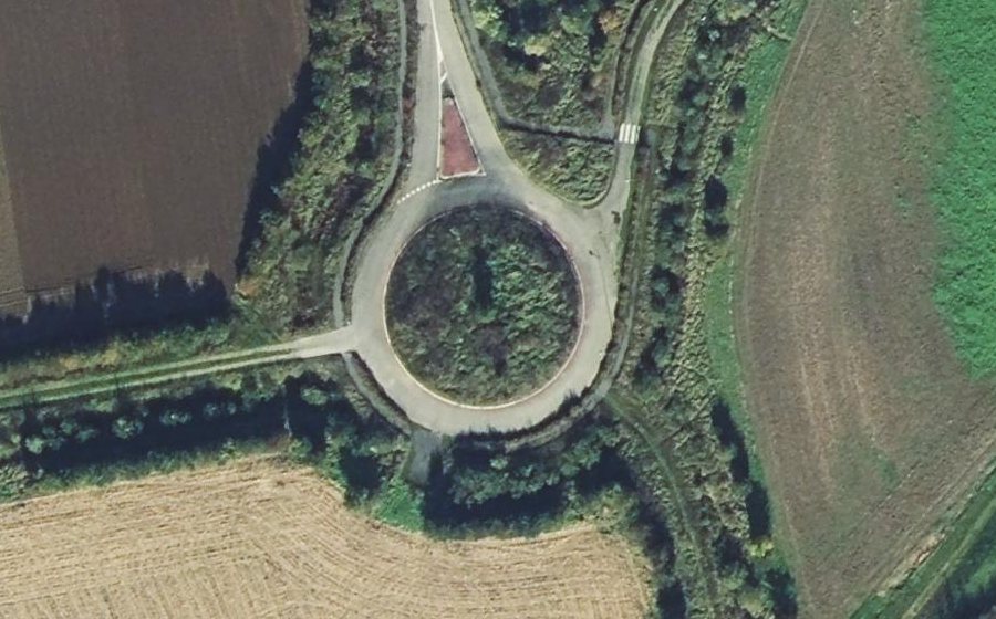 Vue aérienne du Rond-point anonyme n°161976471
