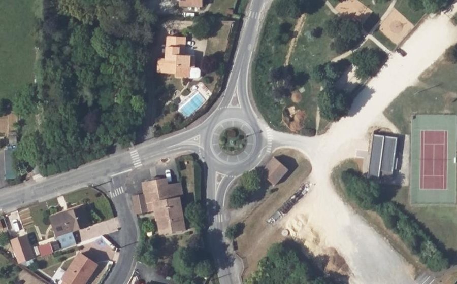 Vue aérienne du Rond-point anonyme n°161980440