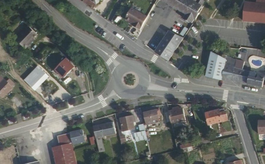 Vue aérienne du Rond-point anonyme n°162014973
