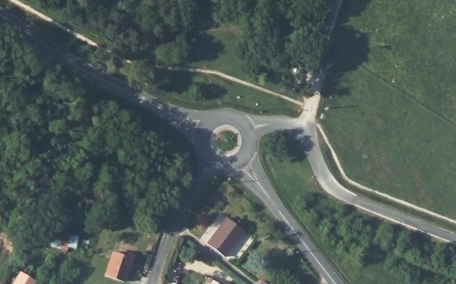Vue aérienne du Rond-point anonyme n°162027787