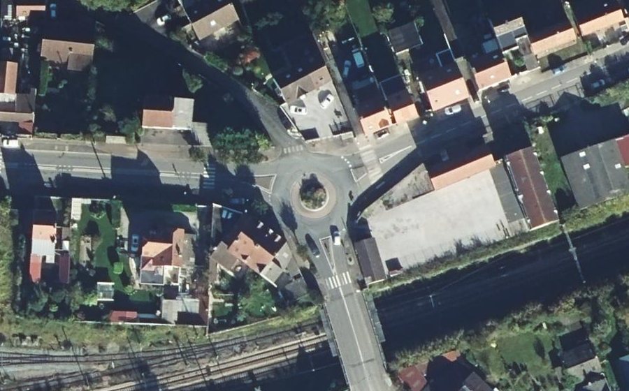 Vue aérienne du Rond-point anonyme n°162031710