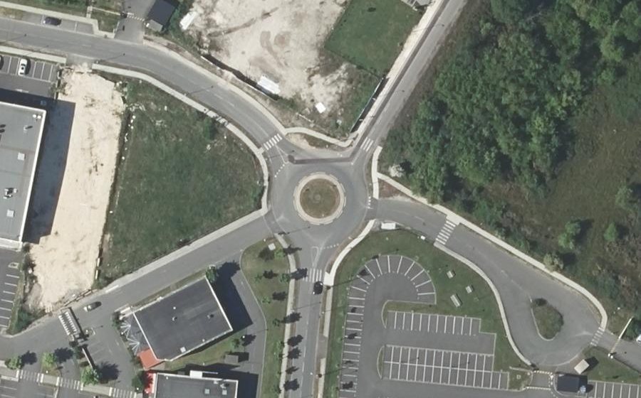 Vue aérienne du Rond-point anonyme n°162032432