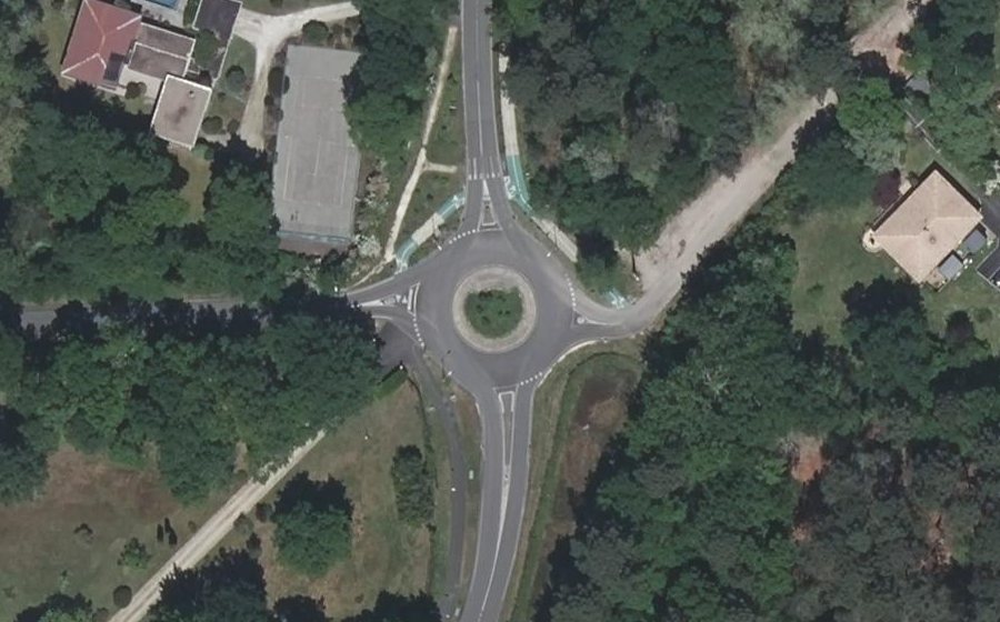 Vue aérienne du Rond-point anonyme n°162032481