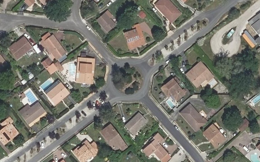 Vue aérienne du Rond-point anonyme n°162032486