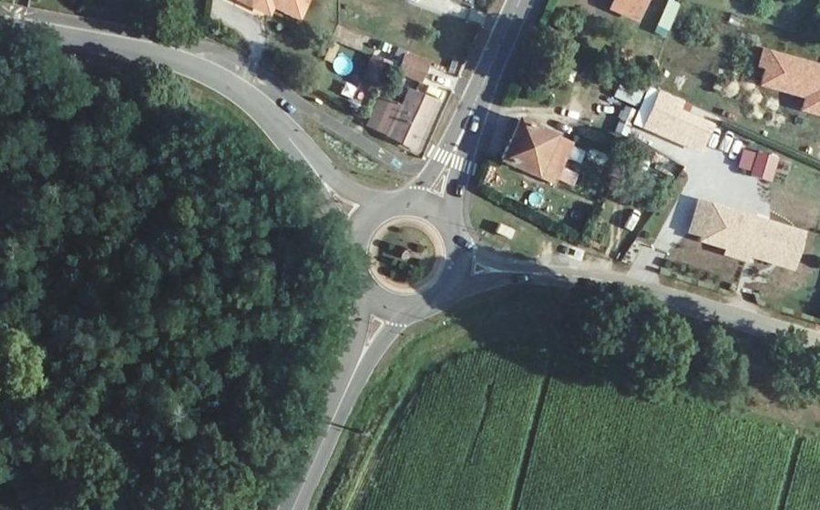 Vue aérienne du Rond-point anonyme n°162032487