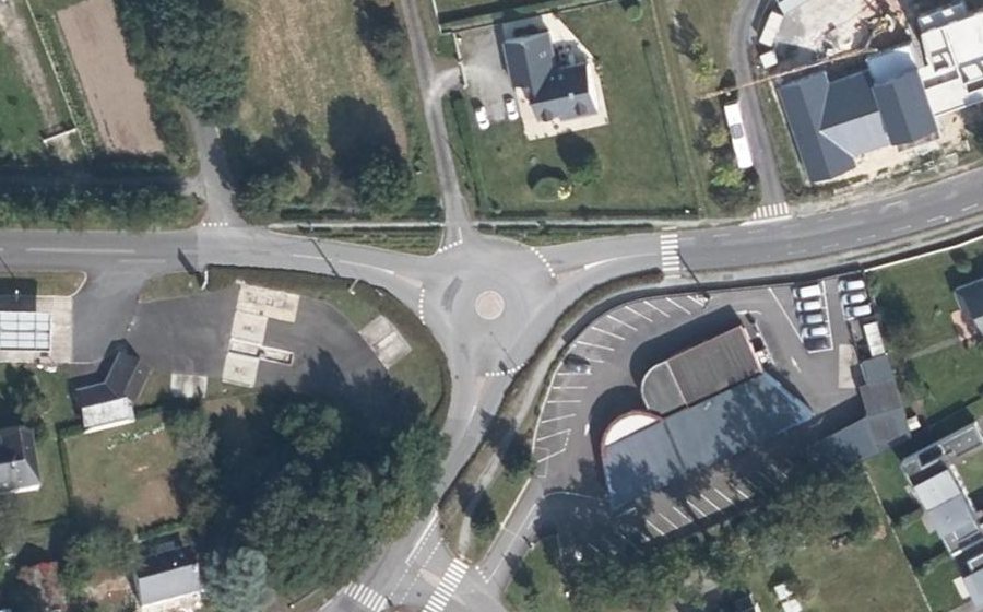 Vue aérienne du Rond-point anonyme n°162033236