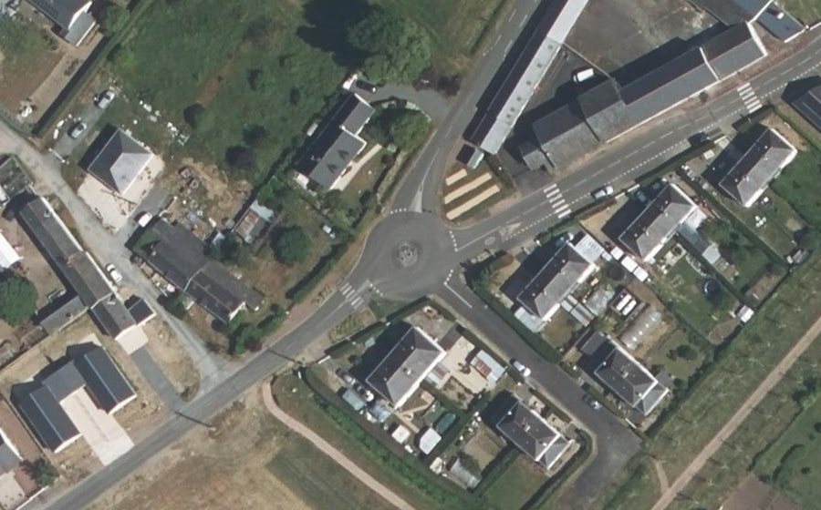 Vue aérienne du Rond-point anonyme n°162064264