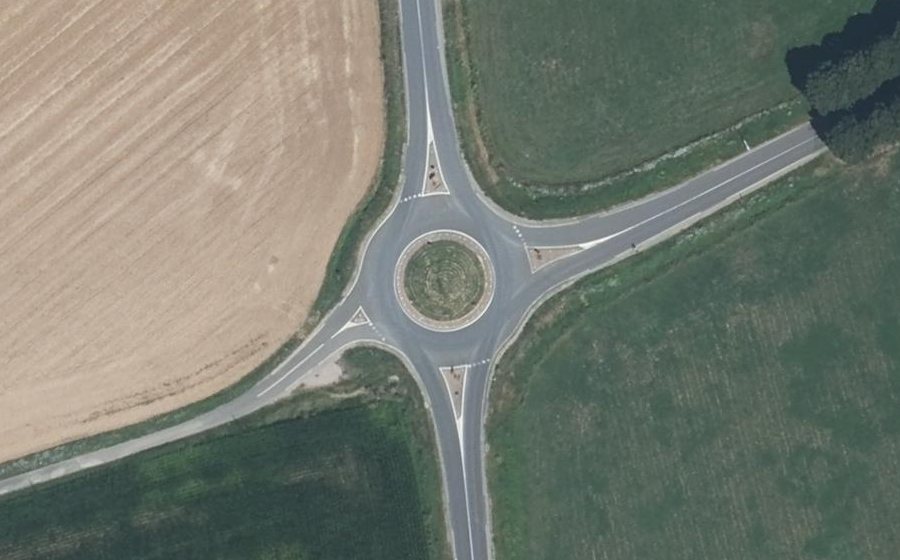 Vue aérienne du Rond-point anonyme n°162079425