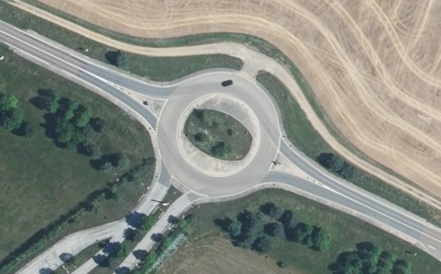 Vue aérienne du Rond-point anonyme n°162087670