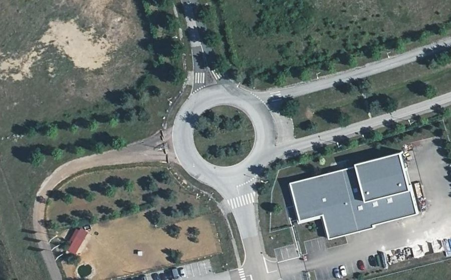 Vue aérienne du Rond-point anonyme n°162087672