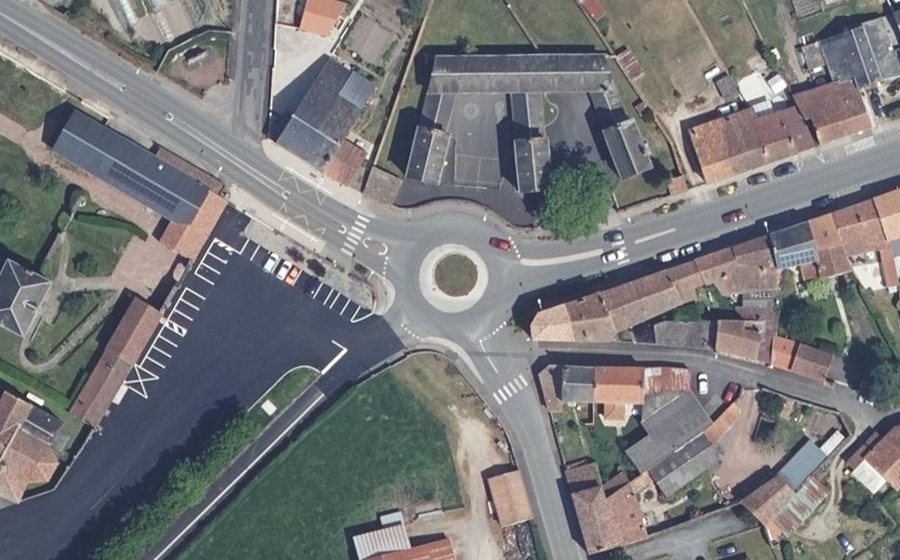 Vue aérienne du Rond-point anonyme n°162092410