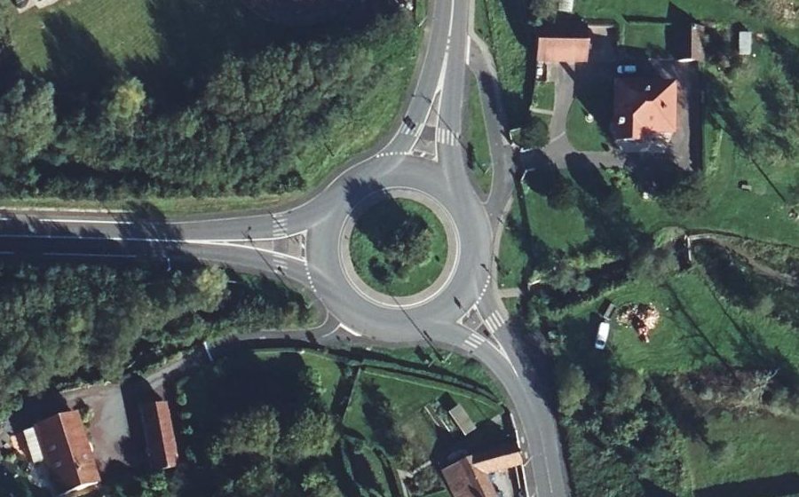 Vue aérienne du Rond-point anonyme n°162093041