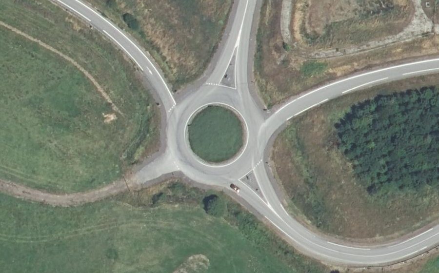 Vue aérienne du Rond-point anonyme n°162093368