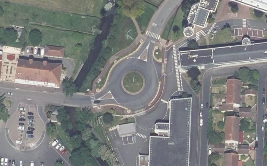 Vue aérienne du Rond-point anonyme n°162094865