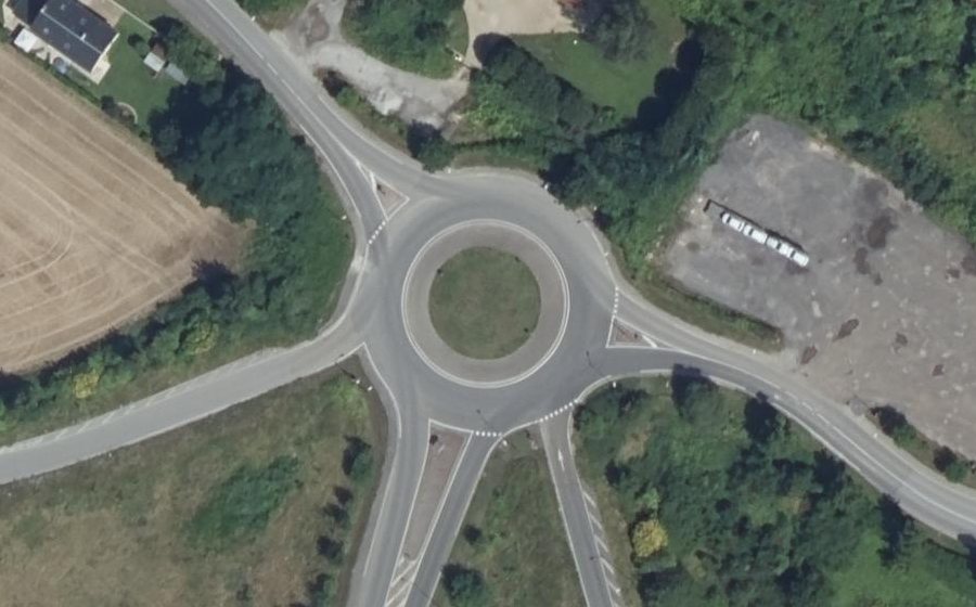 Vue aérienne du Rond-point anonyme n°162106356