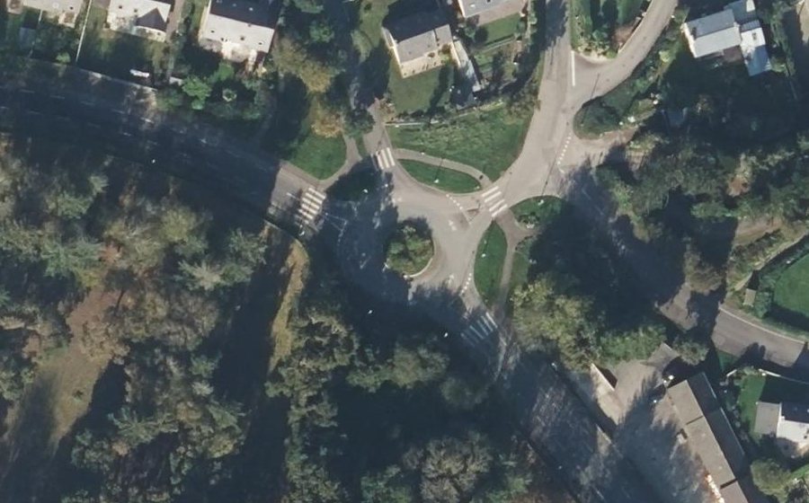 Vue aérienne du Rond-point anonyme n°162139196
