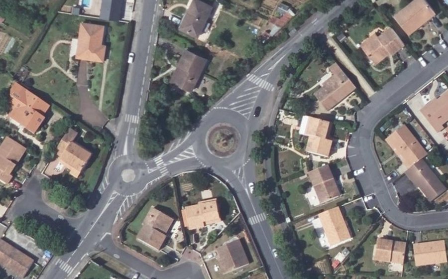 Vue aérienne du Rond-point anonyme n°162139567