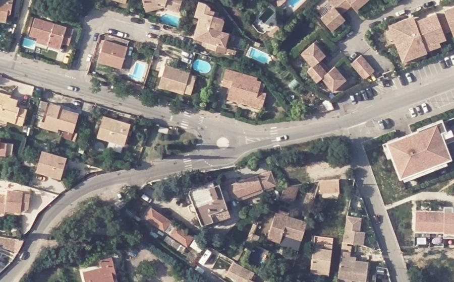 Vue aérienne du Rond-point anonyme n°162141581